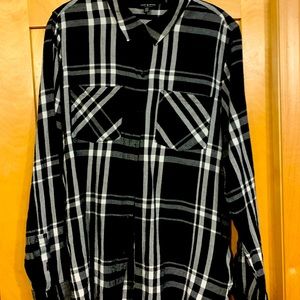 Very cute lightweight shirt! Worn 1 time!